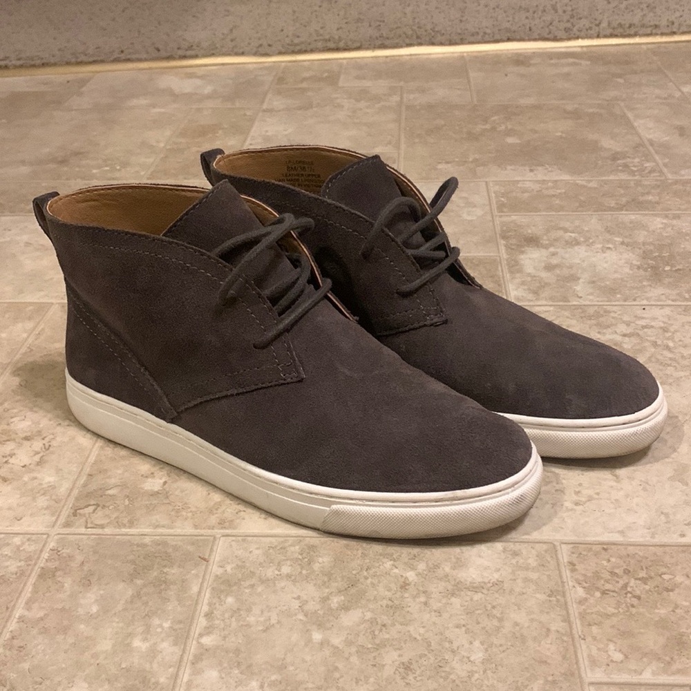 Like new, lucky brand suede sneaker